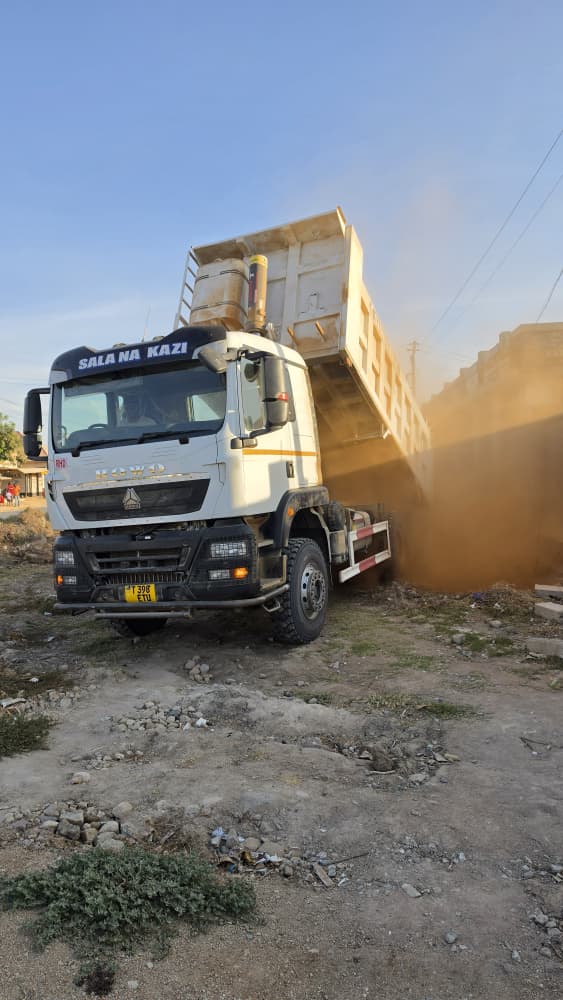 Tipper ikimwaga mchanga katika eneo la ujenzi Dodoma