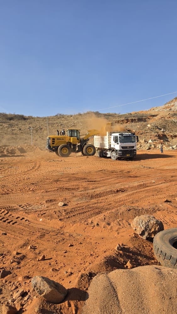 Tipper ikijazwa kifusi kwa ajili ya usafirishaji Dodoma