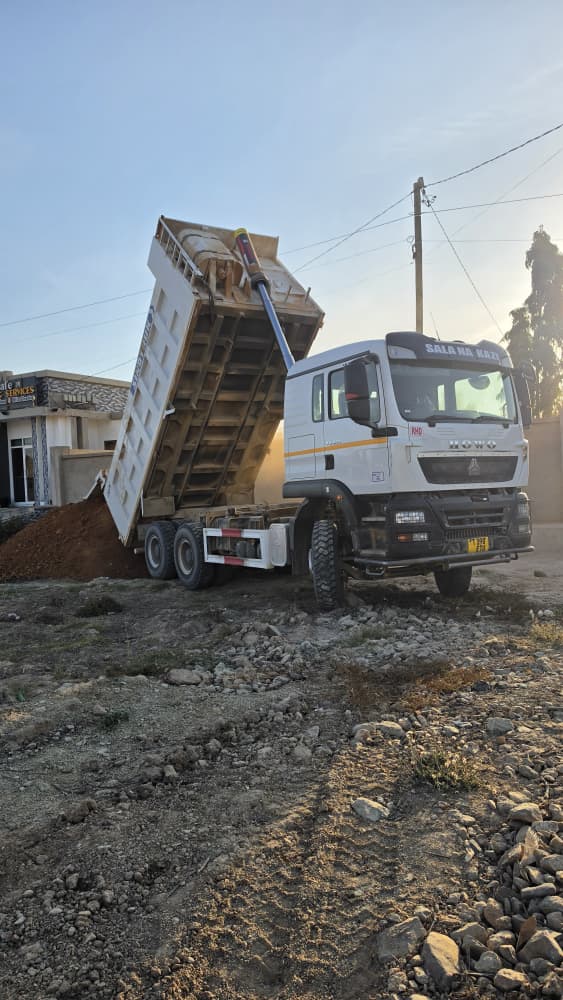 Tipper ikifikisha malighafi ya ujenzi kwenye eneo la mteja Dodoma
