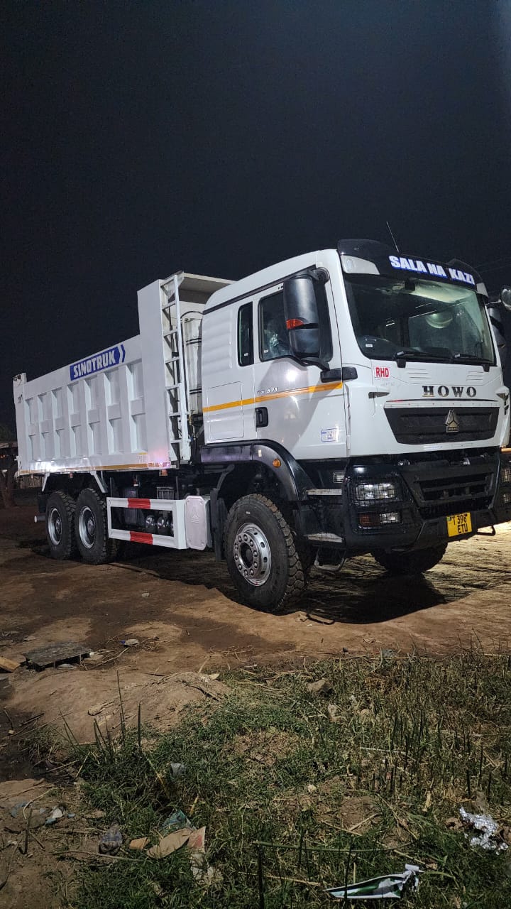 Tipper ya JengaNafuu iliyobeba mzigo, tayari kwa usafirishaji wa mchanga, kokoto na kifusi Dodoma